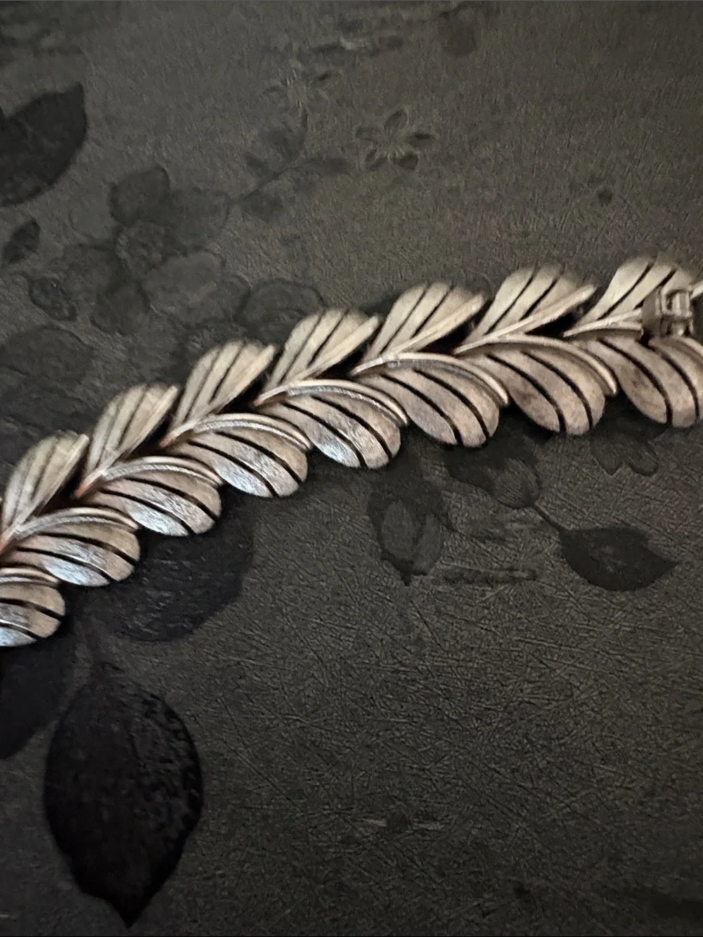 TRIFARI VINTAGE SILVER TEXTURED LEAF LINK 7.5